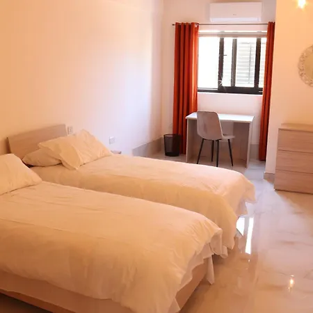 Apartmán Il-kantuniera, One Bedroom Ground Floor Maisonette In St Julians *